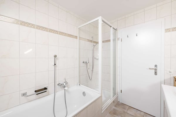 Grosses und lichtdurchflutetes Doppeleinfamilienhaus mit gepflegtem Garten 9