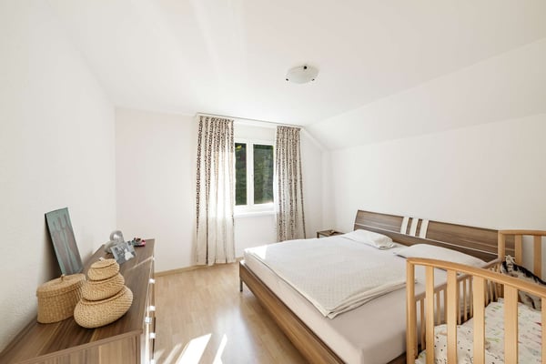 Grosses und lichtdurchflutetes Doppeleinfamilienhaus mit gepflegtem Garten 6