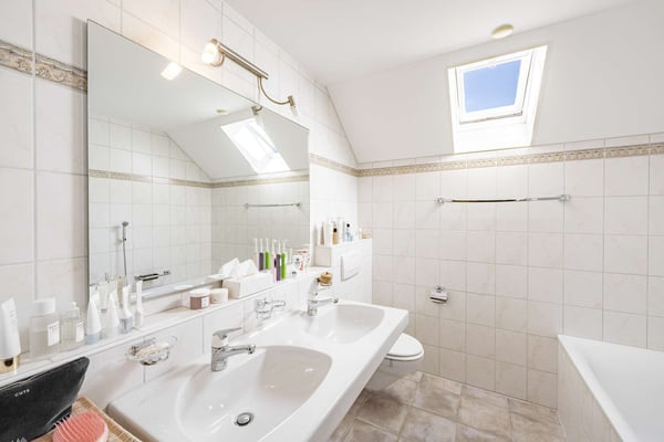 Grosses und lichtdurchflutetes Doppeleinfamilienhaus mit gepflegtem Garten 8