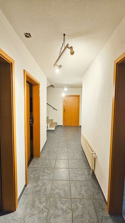 Grosszügiges 2.5-Zimmer-Einfamilienhaus mit Einliegerwohnung im Erdgeschoss 2