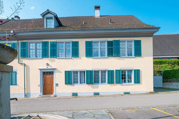 Charmante 2.5-Zimmer-Wohnung im historischen Schloss 1