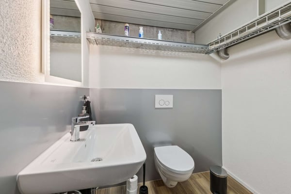 Moderne Werkstatt mit Büro und grosszügiger Arbeitsfläche 5