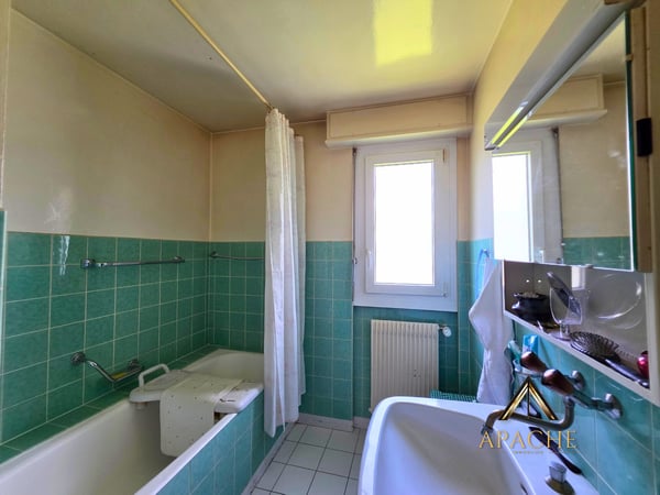 Généreuse maison familiale, 2 appartements pouvant être réunis et 5 garages 14