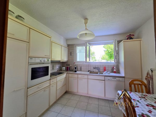 Généreuse maison familiale, 2 appartements pouvant être réunis et 5 garages 10