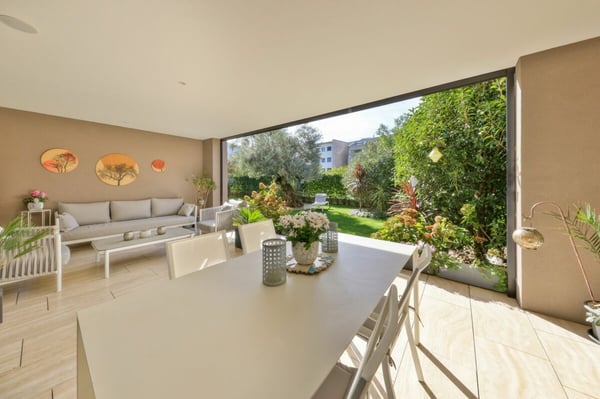 Moderne und zentrale 4.5 Zi.-Gartenwohnung mit Pool 1