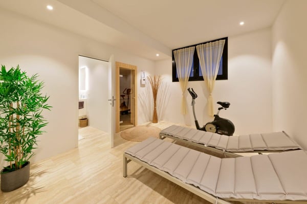 Moderne und zentrale 4.5 Zi.-Gartenwohnung mit Pool 9