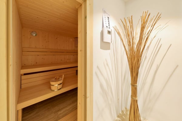 Moderne und zentrale 4.5 Zi.-Gartenwohnung mit Pool 8