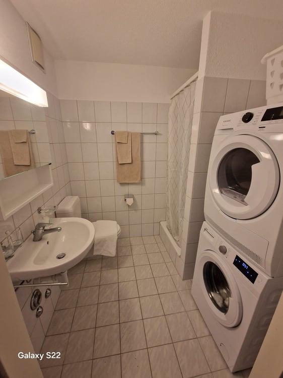 Befristet bis 31.12.28 2.5-Zimmer-Wohnung mit Balkon und Stadtblick in Zürich 4