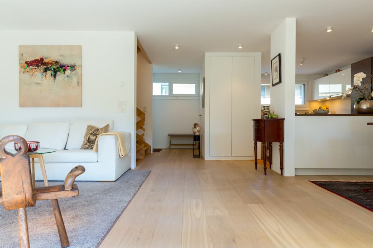 Felicità familiare con giardino: casa a schiera moderna a Glarus in affitto