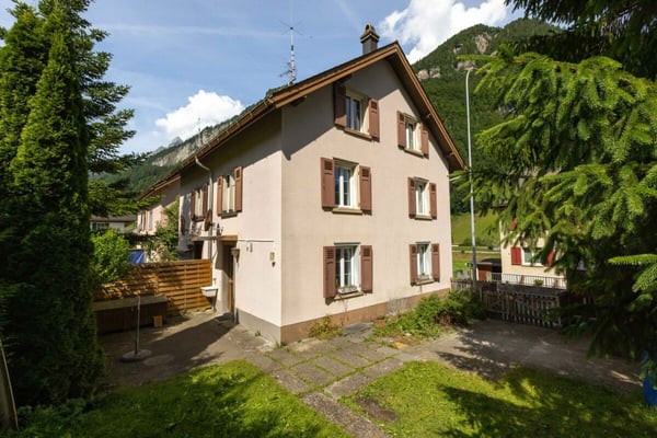 Charmantes Doppeleinfamilienhaus mit grosszügigem Garten in Diesbach 1