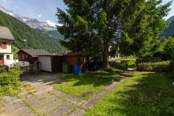 Charmantes Doppeleinfamilienhaus mit grosszügigem Garten in Diesbach 14