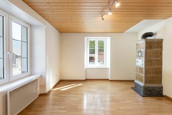 Charmantes Doppeleinfamilienhaus mit grosszügigem Garten in Diesbach 2