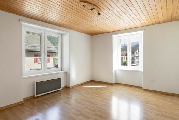 Charmantes Doppeleinfamilienhaus mit grosszügigem Garten in Diesbach 5