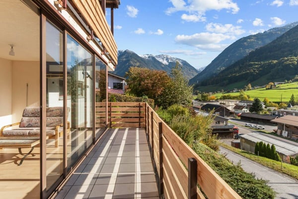 Grosszügige 5.5-Zimmer-Wohnung mit Garten und herrlicher Aussicht in Schwanden