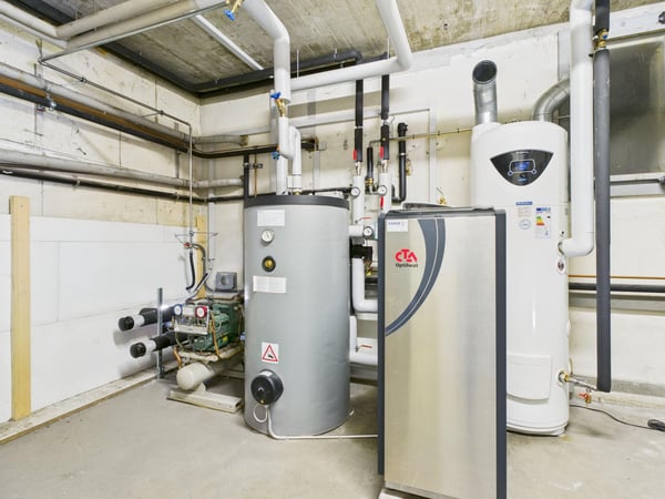 Halle dépôt avec chambres frigorifiques et deux studios 10