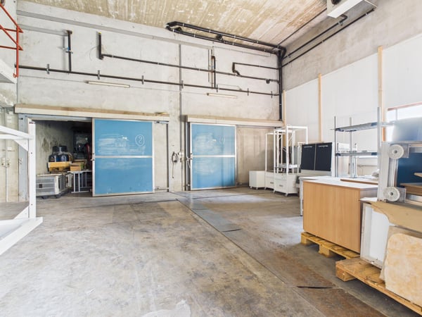 Halle dépôt avec chambres frigorifiques et deux studios 6