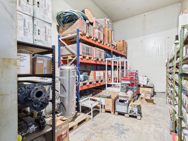 Halle dépôt avec chambres frigorifiques et deux studios 9