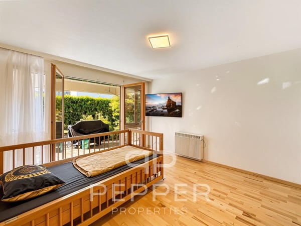 Vaste appartement en rez-de-jardin au coeur de Chailly 12