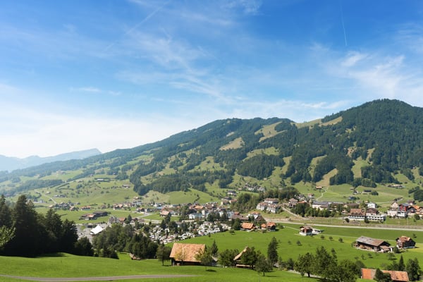 Exklusive 5.5-Zimmer-Terrassenwohnung mit Bergblick in Sattel 16