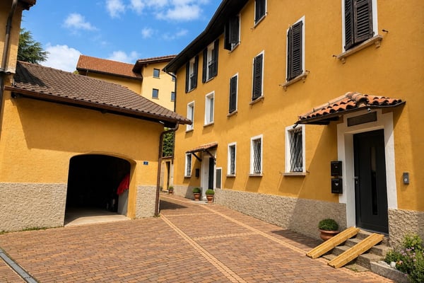 Elegante dimora storica con corte privata a Gentilino 24
