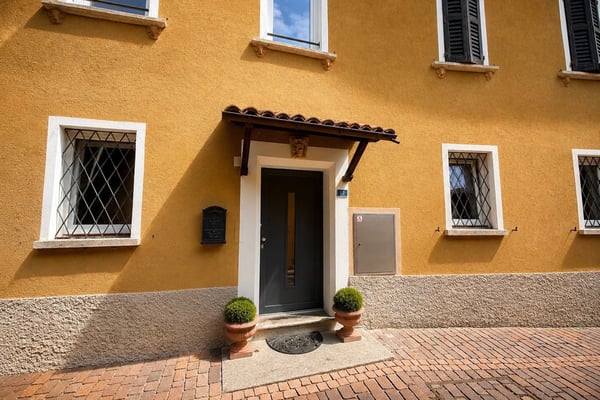 Elegante dimora storica con corte privata a Gentilino 22
