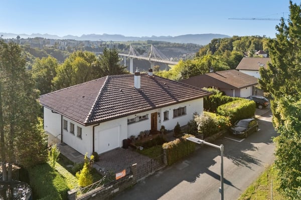 Villa à Fribourg avec vue imprenable sur la Sarine et la nature 1