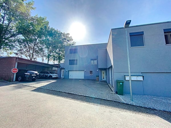 Immeuble de rendement à Marly - 3 logements avec piscine 1
