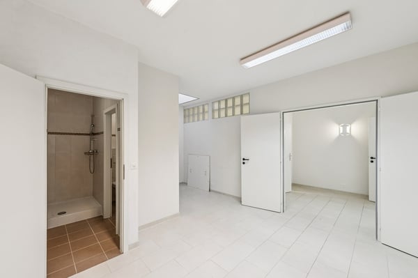 local commercial ouvert à diverses activités 4