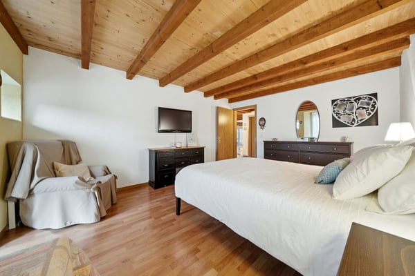 Spacieux appartement 4.5 pièces avec loggia à Champagne 9