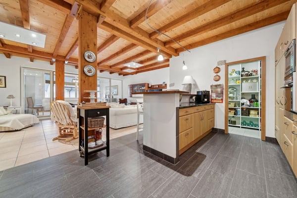 Spacieux appartement 3.5 pièces avec loggia à Champagne 4