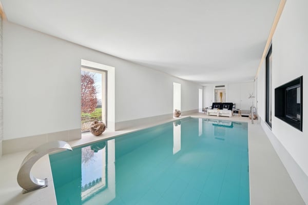 Luxe absolu et discrétion : ferme rénovée avec spa intérieur 4
