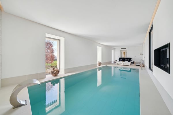 Luxe absolu et discrétion : ferme rénovée avec spa intérieur 4