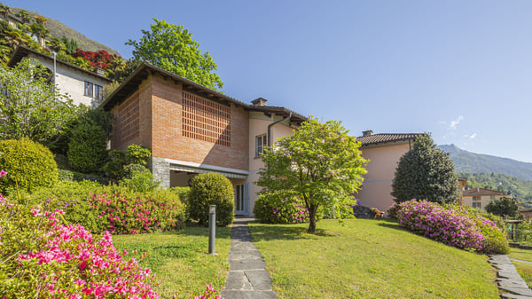 Casa bifamiliare con giardino e vista | Zweifamilienhaus mit Garten un 1