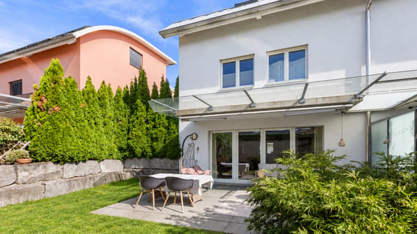 REIHENECKHAUS MIT GARTEN, DACHTERRASSE UND WEITSICHT 1