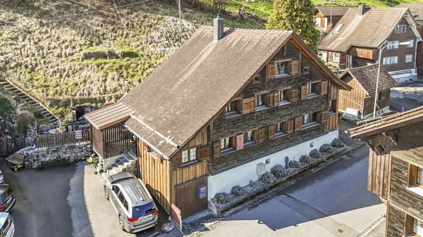 2 Einfamilienhäuser mit sehr viel Platz im Herzen Rüthis 3