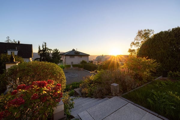 Einfamilienhaus mit separater Einliegerwohnung an exklusiver Lage mit Aussicht über Zürich 14