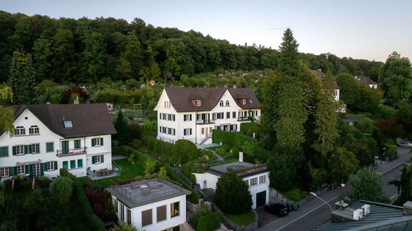 Einfamilienhaus mit separater Einliegerwohnung an exklusiver Lage mit Aussicht über Zürich 13