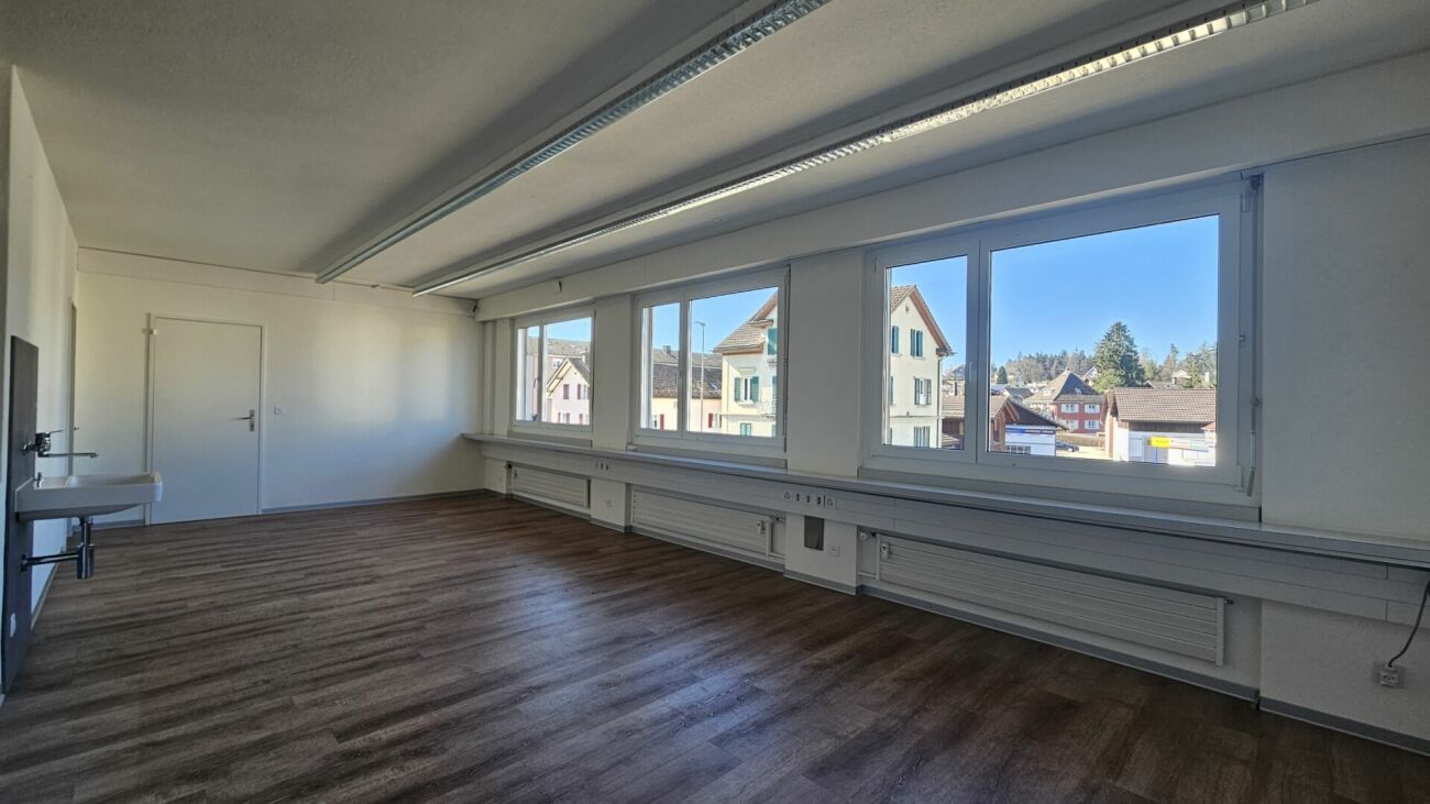 «Bestpreis-Garantie» Schön ausgebaute und praktisch unterteilte Büro- Gewerbefläche