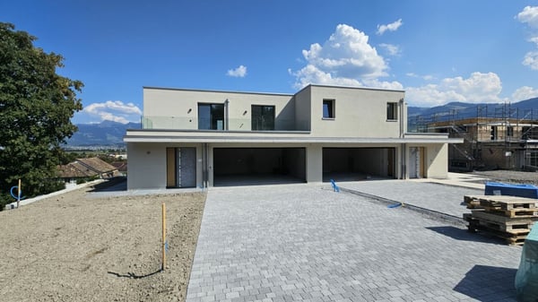 Modernes Eigenheim mit Panorama-Weitsicht ins Grüne und die umliegende Berglandschaft