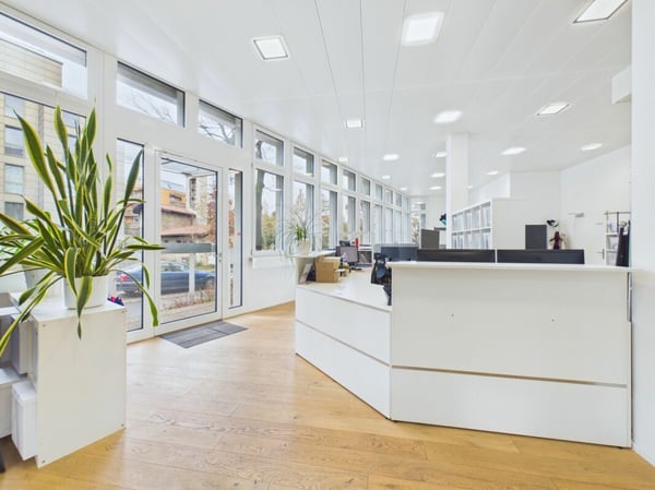 Moderner Büroplatz am Berninaplatz 1