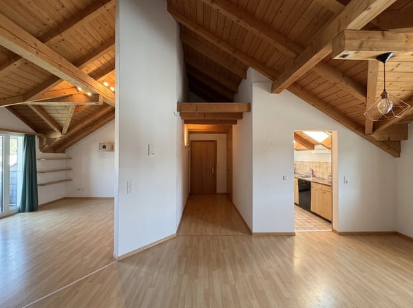 Ankommen und wohlfühlen: Helle 3.5-Zimmer-Dachwohnung in Felsberg 2