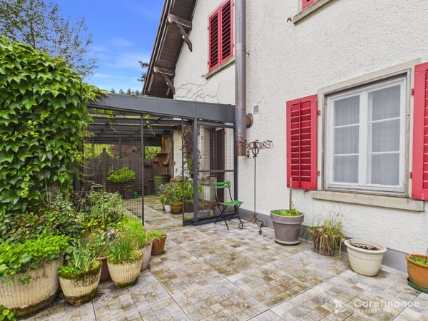 Charmantes 8-Zimmer-Zweifamilienhaus mit Gartenparadies und vielseitigen Nutzungsmöglichkeiten 2