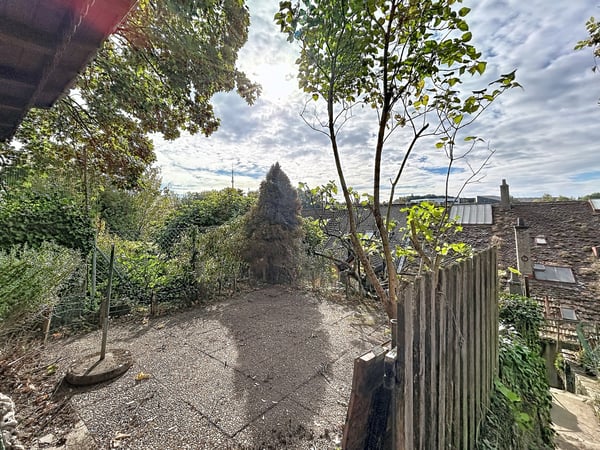 Immeuble de 3 niveaux plus combles avec de très beaux jardins. 7
