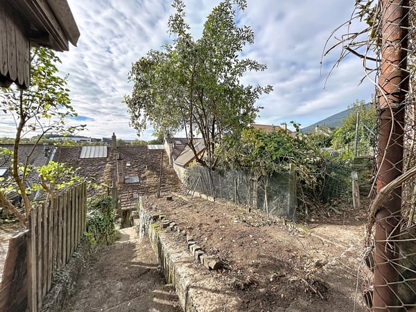 Immeuble de 3 niveaux plus combles avec de très beaux jardins. 8