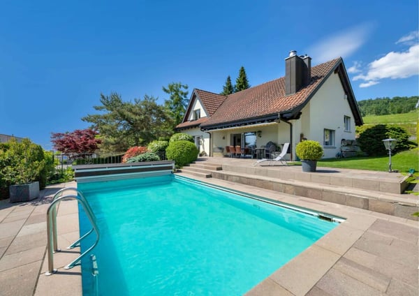 Repräsentative Villa mit Pool vor den Toren Zürichs