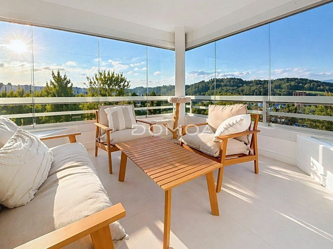 Attique 4,5 pièces rénové avec grande terrasse - Luminosité, cachet et confort !