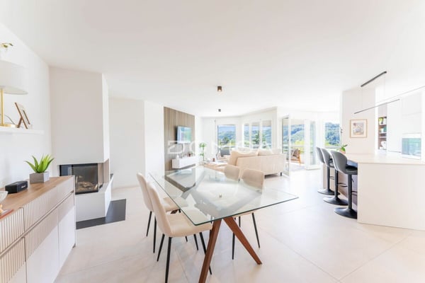 Attique 4,5 pièces rénové avec grande terrasse - Luminosité, cachet et confort ! 4