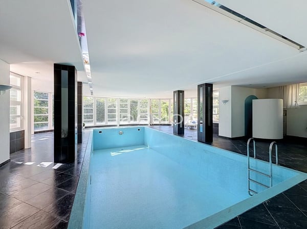 Propriété de caractère avec piscine intérieure et accès privé à la forêt 13