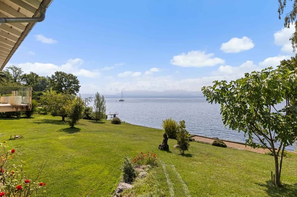 Villa idéalement située en première ligne de lac