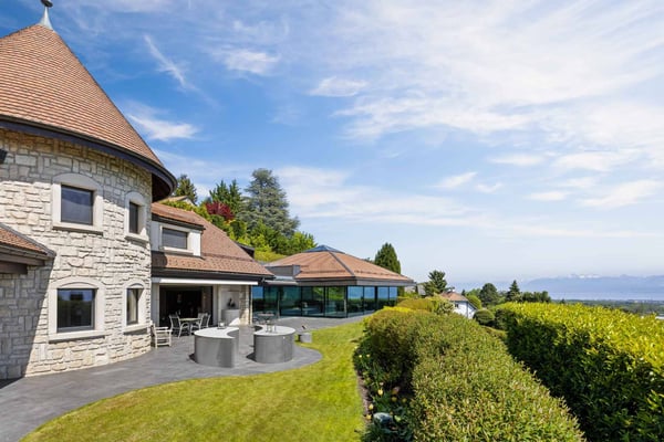 Propriété d'exception avec piscine intérieure et vue sur le lac Léman